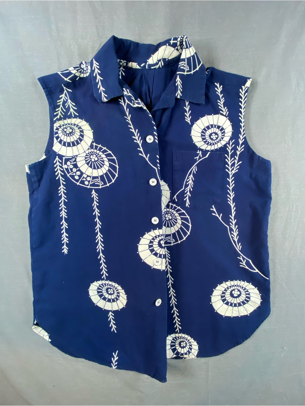 Sleeveless Navy umbrella Print Button-Front Top